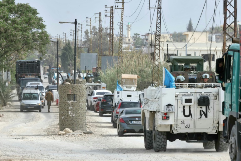Des véhicules du contingent français servant au sein de la Force intérimaire des Nations unies au Liban (Finul) traversent le pont de Qasmiyeh en direction de Beyrouth, le 19 avril 2026