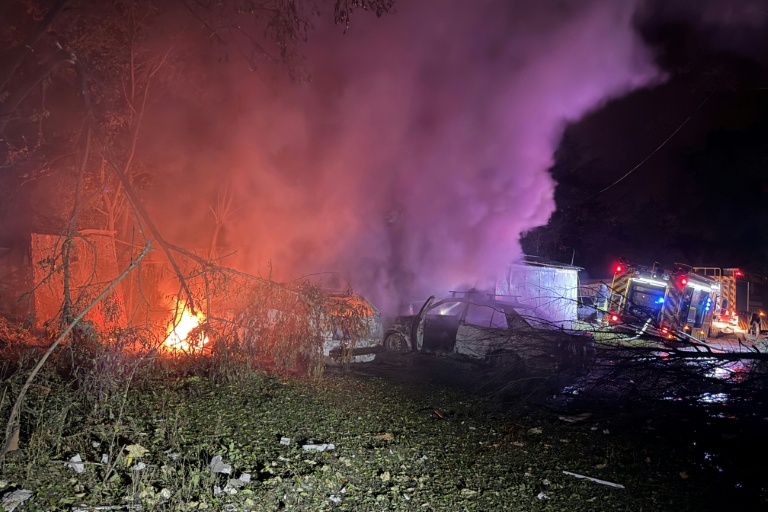 Des secouristes éteignent un incendie près d’immeubles résidentiels endommagés parune attaque de missile russe à Zaporijjia, le 17 octobre 2026 en Ukraine