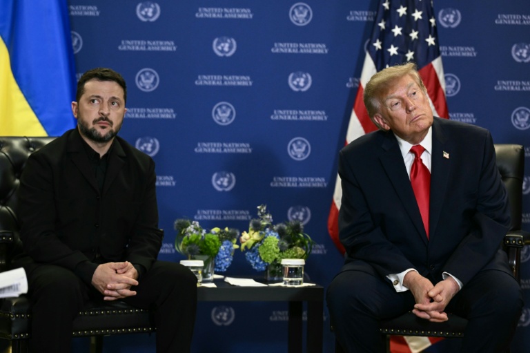 Le président ukrainien Volodymyr Zelensky (g) et le président américain Donald Trump lors d'une rencontre en marge de la 81e Assemblée générale de l'Onu, le 22 septembre 2026 à New York