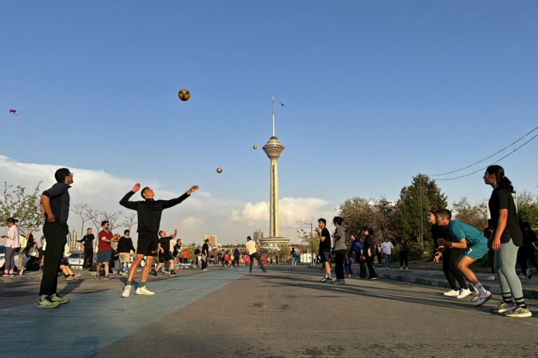 Des habitants de Téhéran font du sport dans un parc, le 5 avril 2026