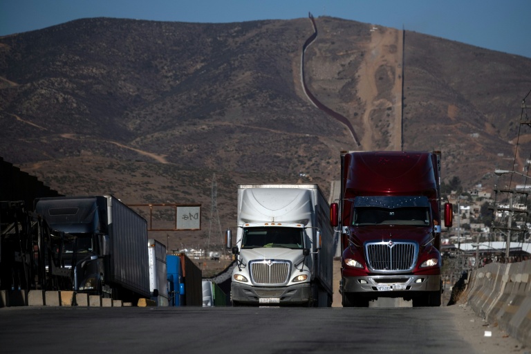 Des camions patientent avant de traverser la frontière avec les Etats-Unis, le 31 juillet 2025 à Tijuana au Mexique