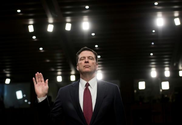 Le directeur évincé du FBI, James Comey, prête serment lors d'une audience devant la commission sénatoriale du renseignement au Capitole, le 8 juin 2017 à Washington
