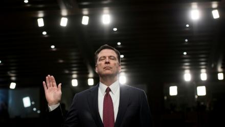 Le directeur évincé du FBI, James Comey, prête serment lors d'une audience devant la commission sénatoriale du renseignement au Capitole, le 8 juin 2017 à Washington
