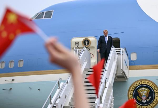 Le président américain Donald Trump monte à bord d'Air Force One avant son départ de l'aéroport international de Pékin, le 15 mai 2026