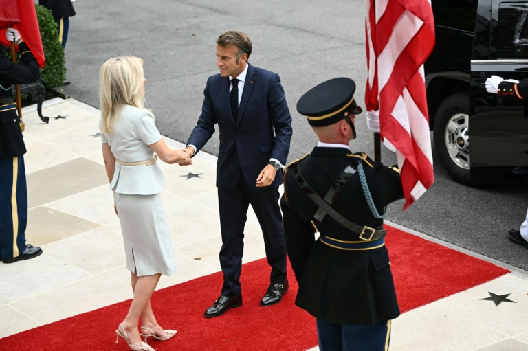 Le président français Emmanuel Macron arrive à la Maison Blanche avant une rencontre entre des dirigreants européens, le président ukrainien Volodymyr Zelensky et Donald Trump, le 18 août 2025 à Washington