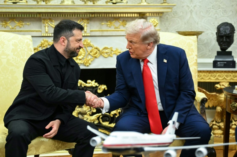 Le président ukrainien Volodymyr Zelensky et le président américain Donald Trump dans le Bureau ovale à Washington, le 18 août 2025