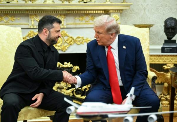 Le président ukrainien Volodymyr Zelensky et le président américain Donald Trump dans le Bureau ovale à Washington, le 18 août 2025