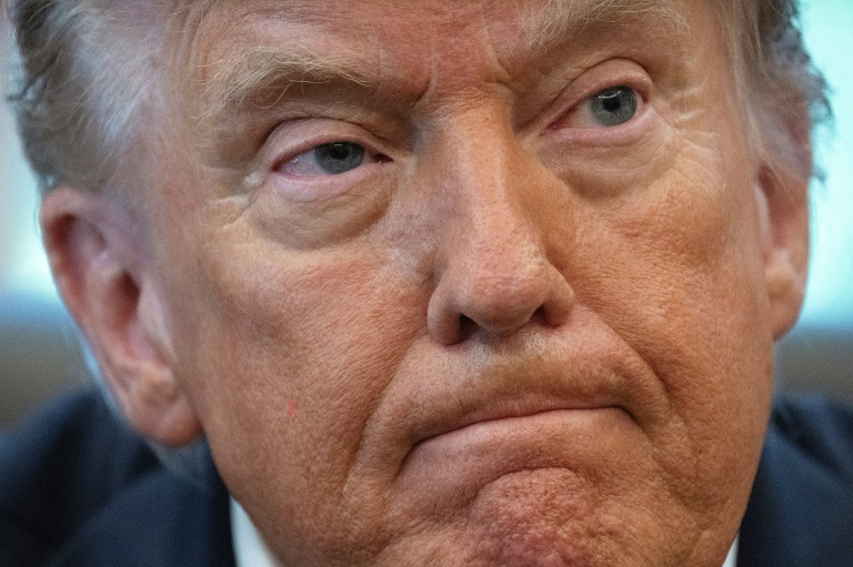 Le président américain Donald Trump parle à la presse dans le Bureau ovale de la Maison Blanche à Washington, le 6 octobre 2025