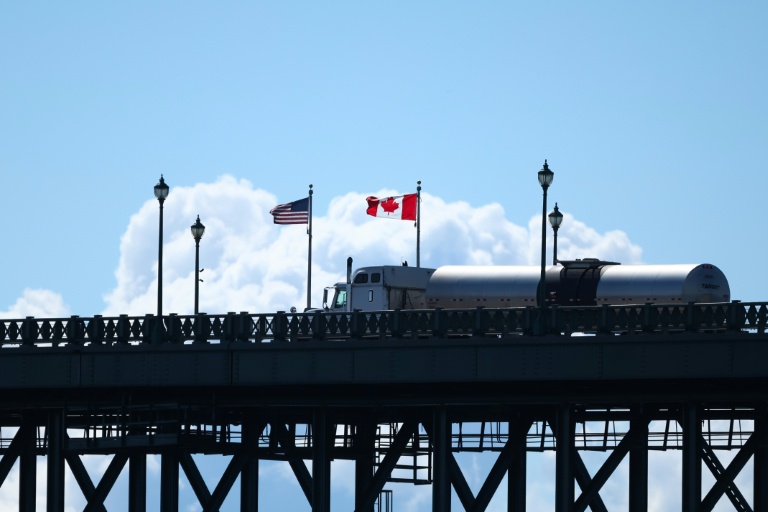 Un camion en provenance des Etats-Unis traverse le pont de la Paix pour entrer au Canada, le 18 août 2026 à Fort Erie, en Ontario