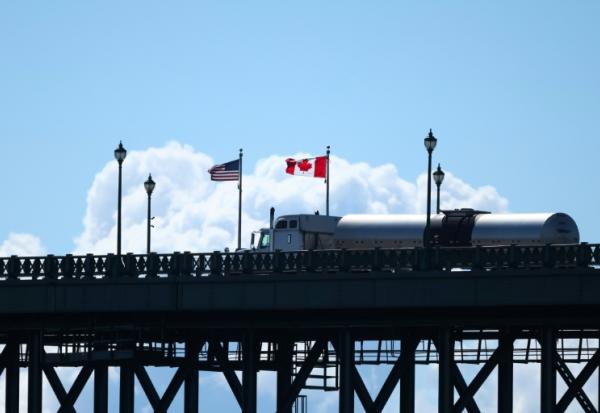 Un camion en provenance des Etats-Unis traverse le pont de la Paix pour entrer au Canada, le 18 août 2026 à Fort Erie, en Ontario