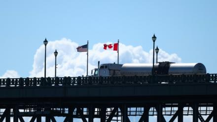 Un camion en provenance des Etats-Unis traverse le pont de la Paix pour entrer au Canada, le 18 août 2026 à Fort Erie, en Ontario