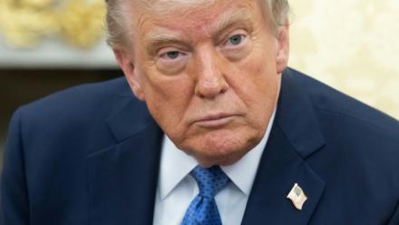 Le président américain Donald Trump lors d'une réunion dans le bureau ovale de la Maison Blanche à Washington, le 24 avril 2025