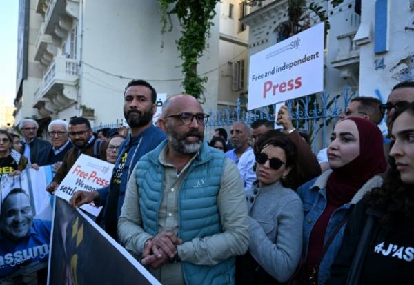 Le président du Syndicat des journalistes tunisiens, Zied Dabbar (c), lors d’une manifestation devant le siège du SNJT à Tunis, le 24 avril 2026
