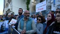 Le président du Syndicat des journalistes tunisiens, Zied Dabbar (c), lors d’une manifestation devant le siège du SNJT à Tunis, le 24 avril 2026