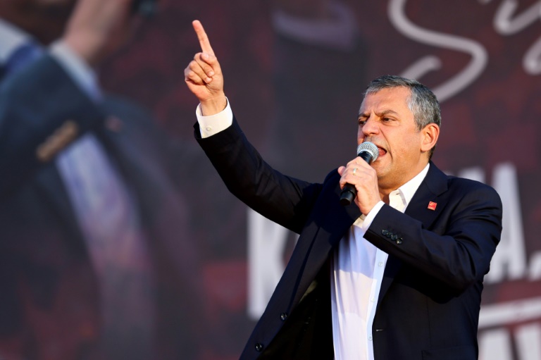 Özgür Özel, le leader du CHP, principal parti d'opposition en Turquie, devant la foule rassemblée à Ankara, le 14 septembre 2025