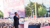 Özgür Özel, le leader du CHP, principal parti d'opposition en Turquie, prononce un discours devant la foule rassemblée à Ankara, le 14 septembre 2025 