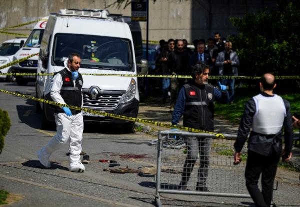 Des policiers devant le consulat israélien à Istanbul après une fusilade, le 7 avril 2026 en Turquie