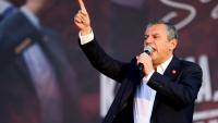 Özgür Özel, le leader du CHP, principal parti d'opposition turc, prononce un discours devant la foule rassemblée à Ankara, le 14 septembre 2025 