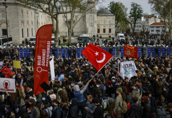 Des policiers anti-émeutes en position alors que des étudiants turcs sont rassemblés pour une marche un mois après l'arrestation du maire d'Istanbul, Ekrem Imamoglu, le 19 avril 202 5à Istanbul 