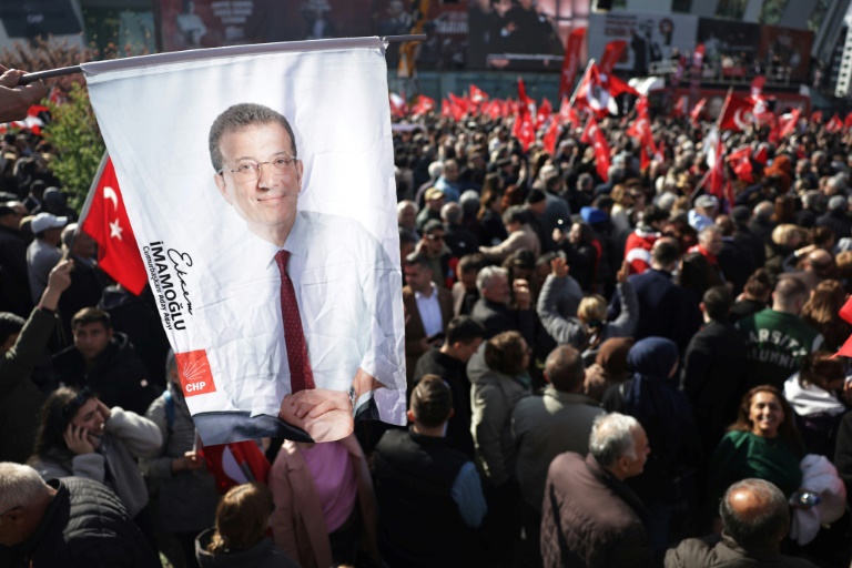 Un portrait du maire d'Istanbul emprisonné, Ekrem Imamoglu, lors d'un rassemblement à Ankara, le 6 avril 2025 en Turquie