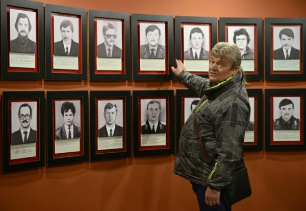 Nikolaï Soloviov, qui a assisté à l'explosion de 1986 dans la centrale nucléaire de Tchernobyl, le 24 avril 2026 dans le musée local consacré à Tchernobyl à Slavoutytch, à 120 km au nord de Kiev