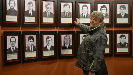 Nikolaï Soloviov, qui a assisté à l'explosion de 1986 dans la centrale nucléaire de Tchernobyl, le 24 avril 2026 dans le musée local consacré à Tchernobyl à Slavoutytch, à 120 km au nord de Kiev