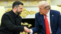 Le président américain Donald Trump (d) serre la main de son homologue ukrainien Volodymyr Zelensky lors d'une rencontre dans le Bureau ovale à la Maison Blanche, le 18 août 2025 à Washington