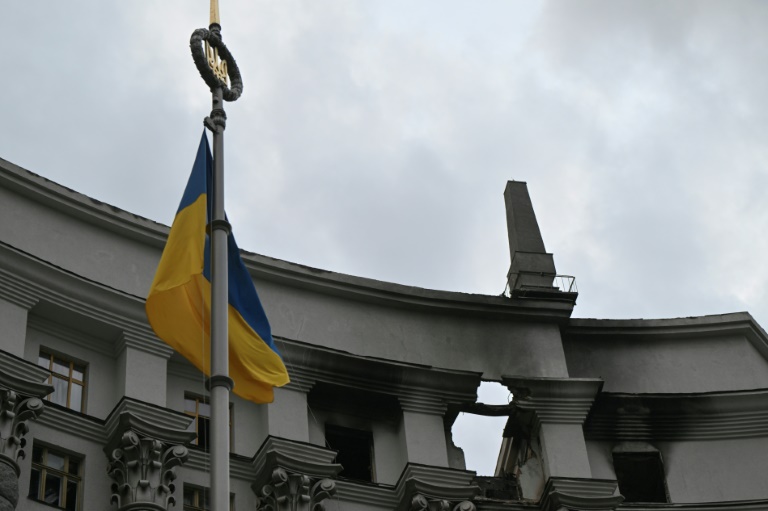Un drapeau ukrainien flotte devant le bâtiment du gouvernement ukrainien endommagé la veille lors d'une frappe aérienne massive russe, le 8 septembre 2025 à Kiev 