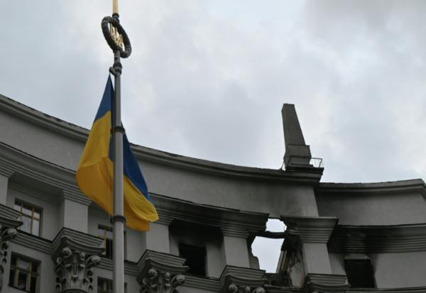 Un drapeau ukrainien flotte devant le bâtiment du gouvernement ukrainien endommagé la veille lors d'une frappe aérienne massive russe, le 8 septembre 2025 à Kiev 
