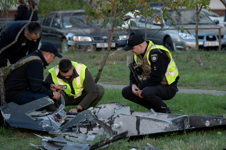 Des policiers ukrainiens inspectent les débris d'un drone russe après une frappe à Kiev le 30 septembre 2026