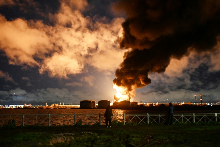 Un terminal pétrolier en flammes à Saint-Pétersbourg après des attaque de drones ukrainiens, le 18 octobre 2026 en Russie