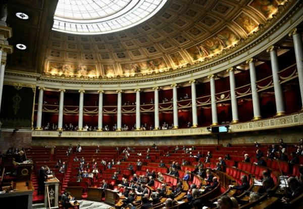 Des députés assistent à un discours du Premier ministre Sébastien Lecornu, à l'Assemblée nationale à Paris le 10 décembre 2025