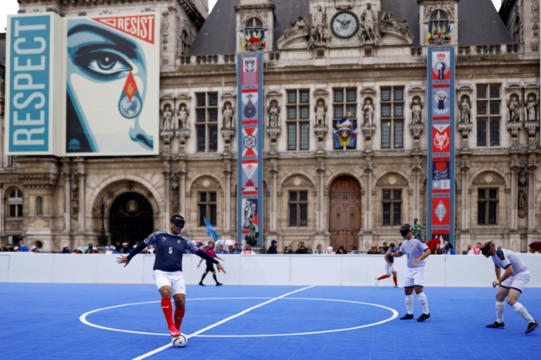Match de football les yeux bandés à Paris dans le cadre de la première Fête du sport, avec plus de 5.000 événements dans toute la France, le 14 septembre 2025