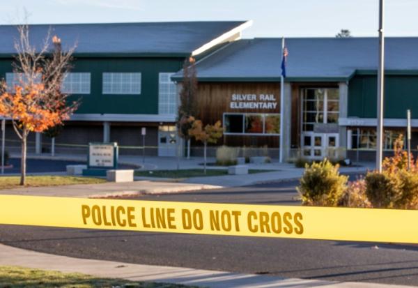 Un ruban de police devant l’école primaire Silver Rail, au lendemain d’une fusillade à Bend, dans l’Oregon, le 16 octobre 2026