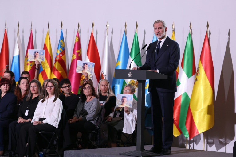 Le roi d'Espagne Felipe VI s'exprime le 29 octobre 2025 à Valence devant les familles des victimes, un an après les inondations meurtrières dans cette région