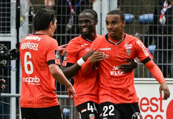 La joie des Lorientais après le 2e de leurs 4 buts inscrits face à Caen, le 26 avril 2025 au Moustoir