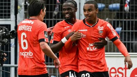 La joie des Lorientais après le 2e de leurs 4 buts inscrits face à Caen, le 26 avril 2025 au Moustoir