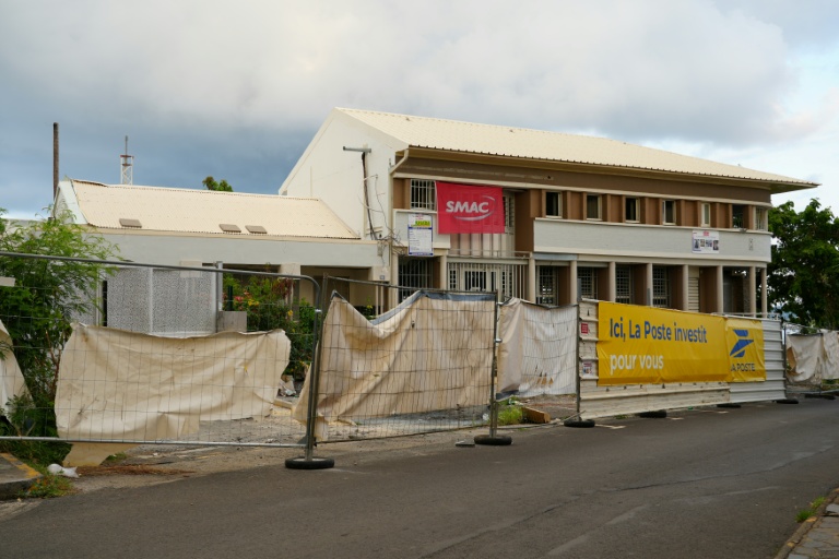 Le bureau de poste à Mamoudzou après la pose d'un nouveau toit, un an après le passage du cyclone Chido à Mayotte, le 5 décembre 2025