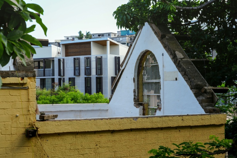 Un bâtiment dont le toit a été arraché à Mamoudzou, un an après le passage du cyclone Chido à Mayotte, le 2 décembre 2025
