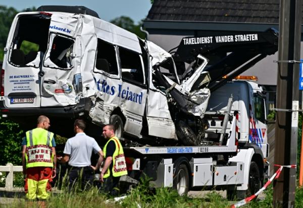 Le minibus percuté par un train évacué, à Buggenhout en Belgique le 26 mai 2026