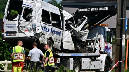 Le minibus percuté par un train évacué, à Buggenhout en Belgique le 26 mai 2026
