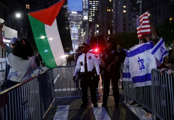 Des manifestants pro-palestiniens (G) face à des manifestants pro-israéliens (D) à New York, aux Etats-Unis, le 25 septembre 2025
