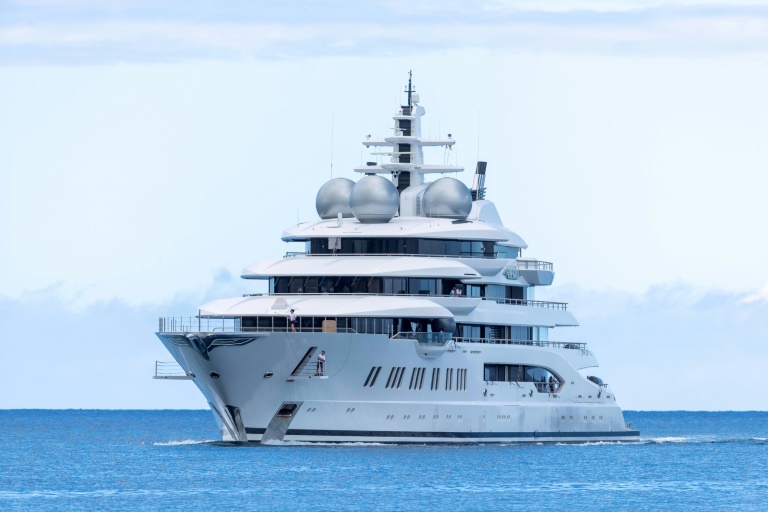 Le superyacht Amadea, présumé appartenir à l'oligarque russe Suleiman Kerimov, visé par des sanctions américaines, à son arrivée au port d'Honolulu, aux Etats-Unis, le 16 juin 2022