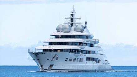Le superyacht Amadea, présumé appartenir à l'oligarque russe Suleiman Kerimov, visé par des sanctions américaines, à son arrivée au port d'Honolulu, aux Etats-Unis, le 16 juin 2022
