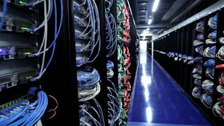 Des serveurs dans un centre de données, à Saint-Ouen-l'Aumone