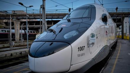 Le futur TGV M, construit par Alstom, qui sera mis en ligne le 1er juillet 2026 au lieu de début 2026, photographié à sa sortie d'un centre technique de la SNCF le 10 mars 2025
