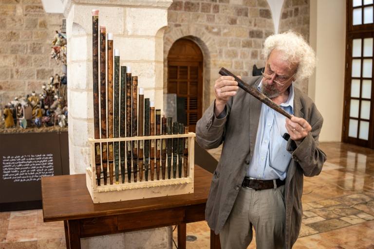 Un expert examine un orgue médiéval lors de sa présentation au couvent Saint-Sauveur de la Vieille ville de Jérusalem, le 9 septembre 2025