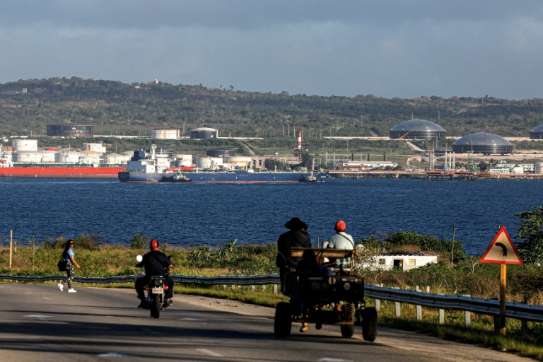 Des remorqueurs guident le pétrolier russe Anatoly Kolodkin au terminal pétrolier du port de Matanzas, au nord-ouest de Cuba, le 31 mars 2026