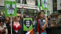 Des supporters du groupe Kneecap rassemblés à Londres, le 20 août 2025, devant le tribunal où comparaît le rappeur Mo Chara