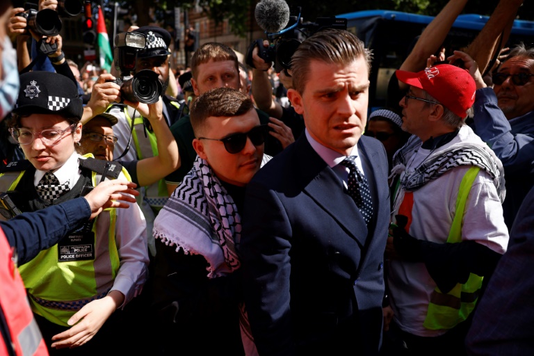 Le rappeur du groupe Kneecap Mo Chara arrive au tribunal de Westminster, le 18 juin 2025 à Londres